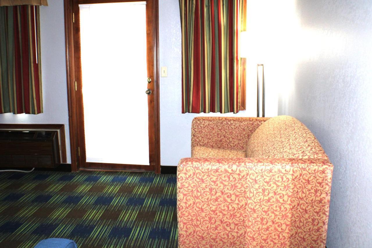 Quality Inn & Suites Bedford West Buitenkant foto