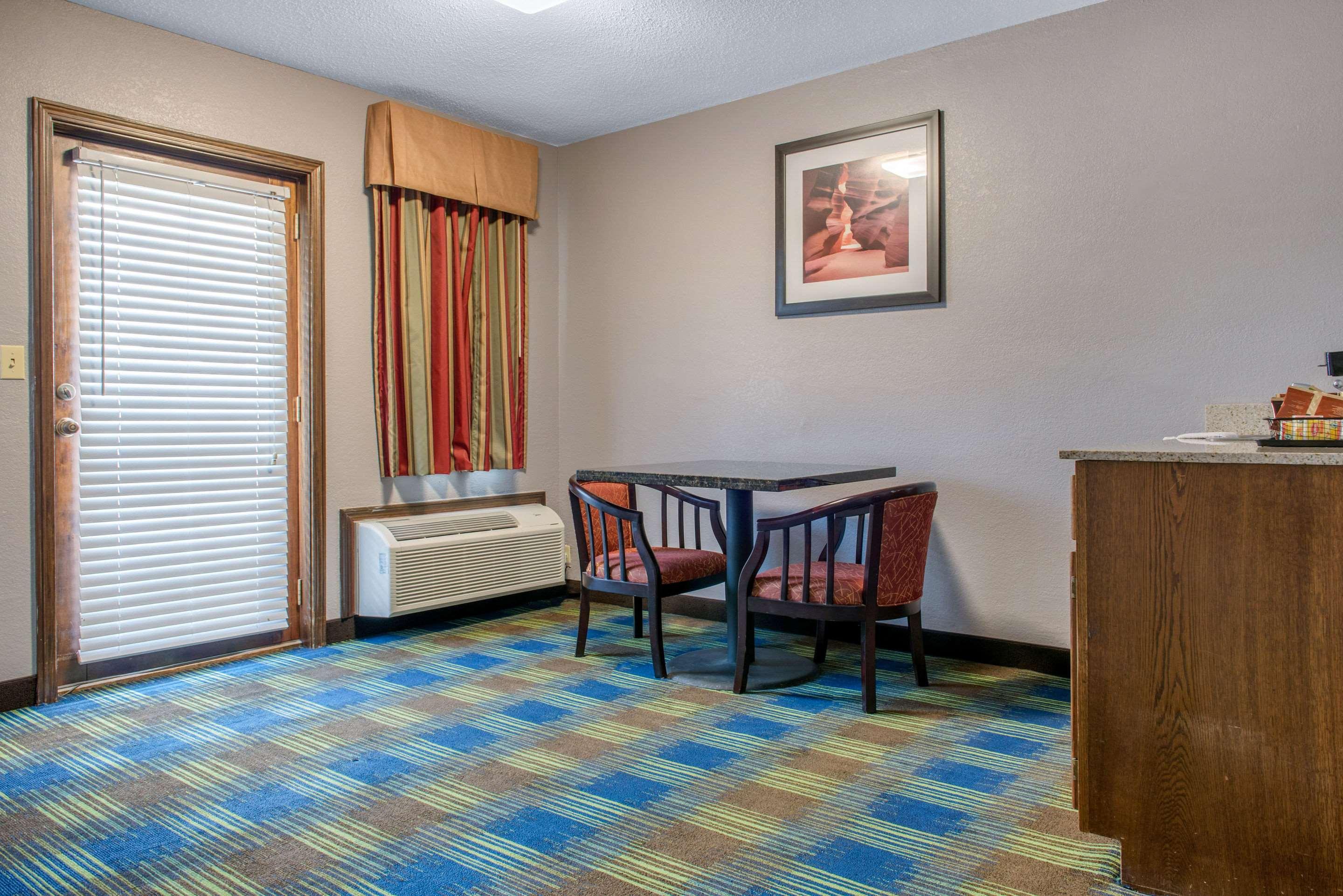 Quality Inn & Suites Bedford West Buitenkant foto