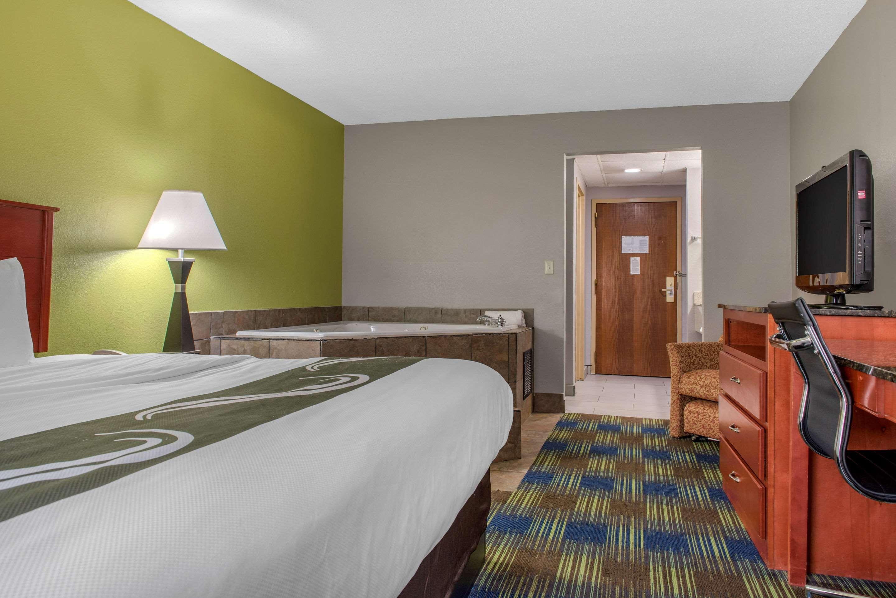 Quality Inn & Suites Bedford West Buitenkant foto